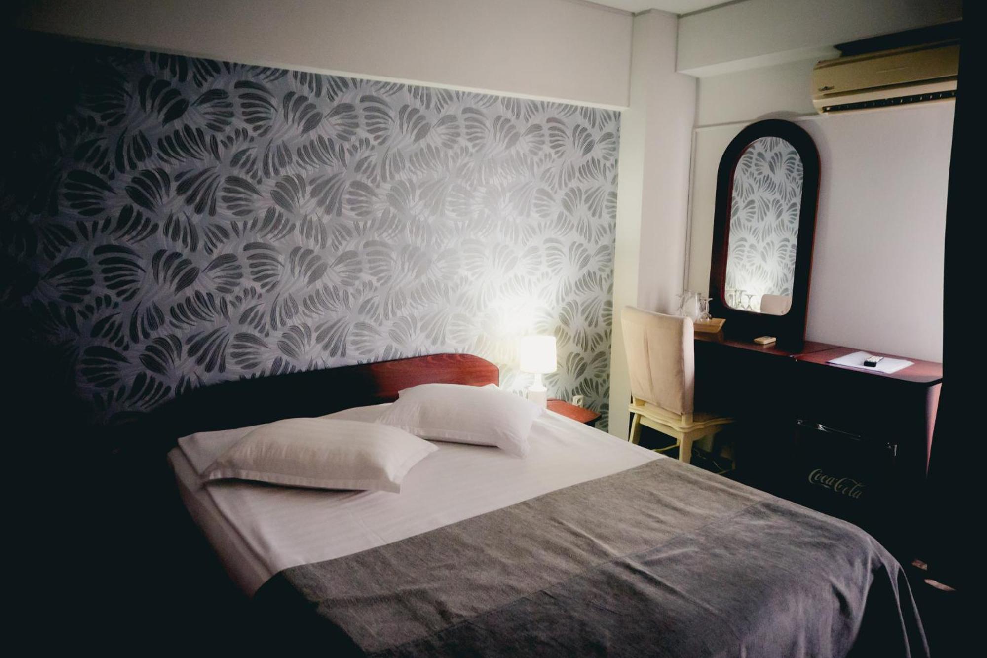 Hotel Valahia Тырговиште Экстерьер фото