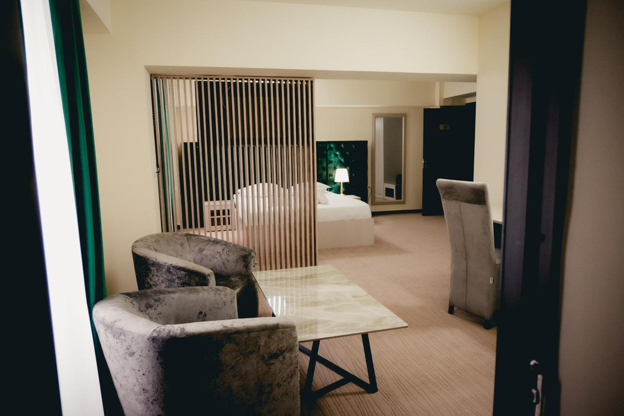 Hotel Valahia Тырговиште Экстерьер фото
