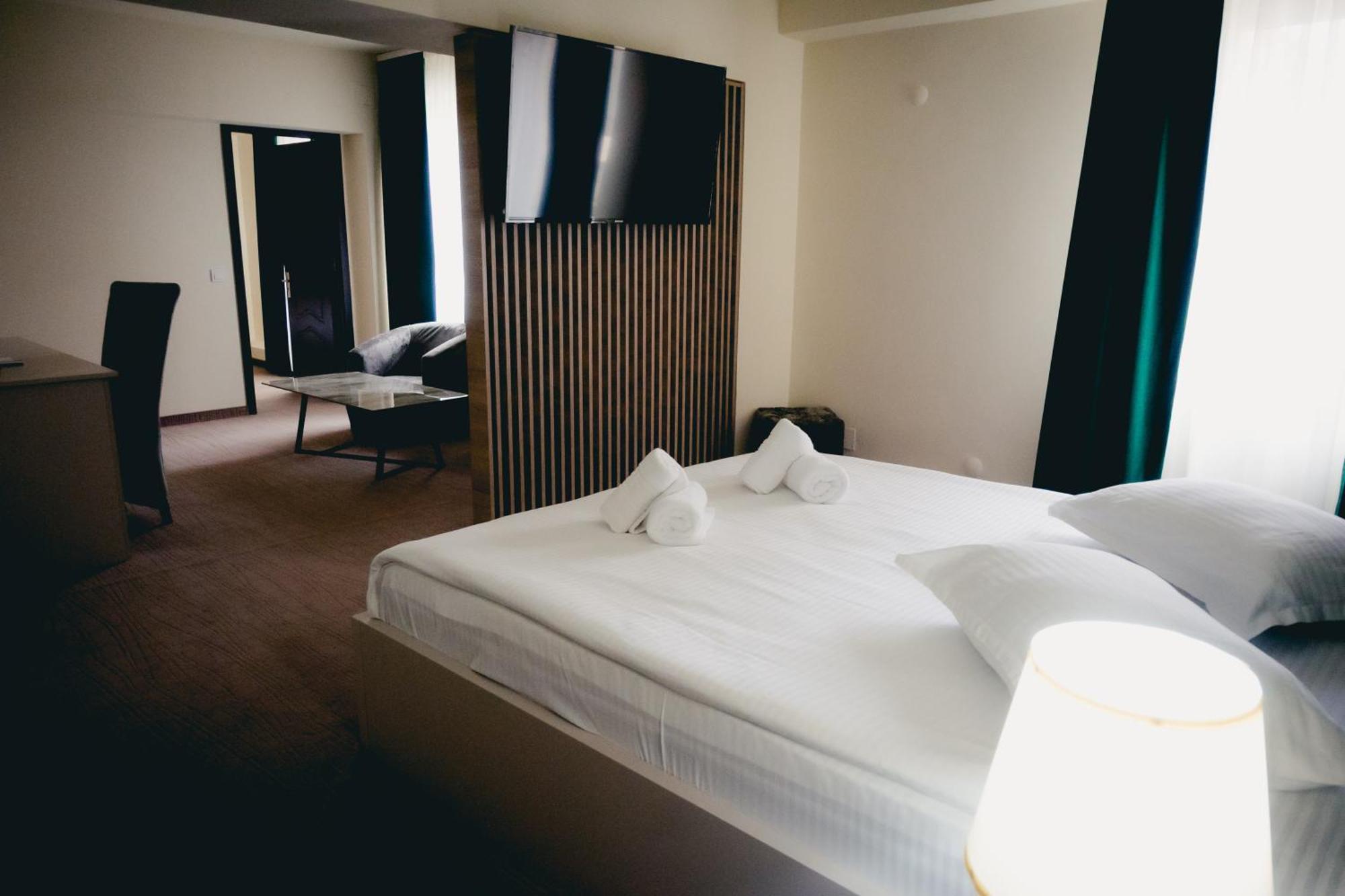Hotel Valahia Тырговиште Экстерьер фото