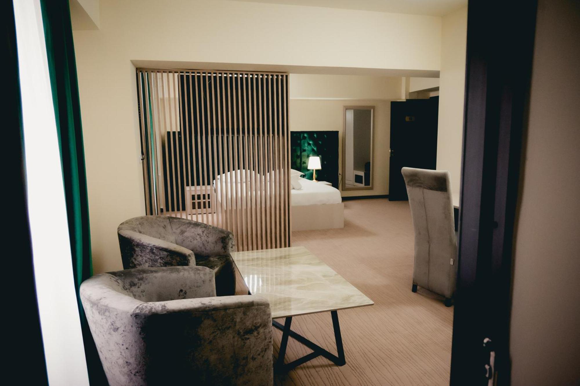 Hotel Valahia Тырговиште Экстерьер фото